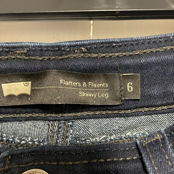 Levi's Flatters & Flaunts Skinny Leg Jeans Women Size 6 - Picture 3 of 4